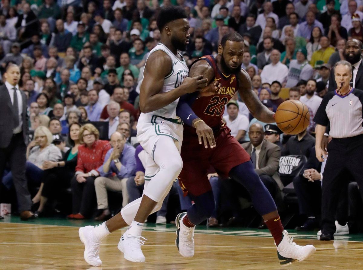 ▲Jaylen Brown（左）防守「詹皇」LeBron James。（圖／美聯社／達志影像）