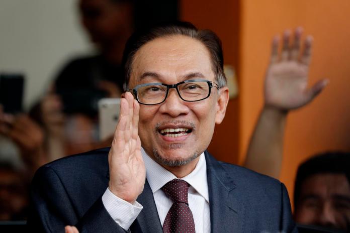 ▲馬來西亞政治領袖安華（Anwar Ibrahim） 16 日獲釋重獲自由。（圖／達志影像／美聯社）