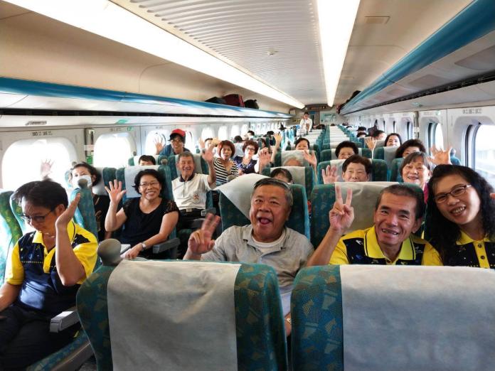 ▲台南一群阿公、阿嬤今天一圓搭高鐵的旅遊夢。（圖／高鐵台南站提供，2018.05.16