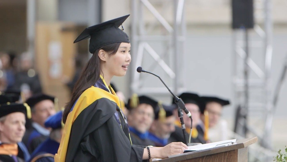 ▲陽明大學醫學系畢業生葉采衢，代表美國加州大學柏克萊分校工程學院全體碩士畢業生畢業致詞，成該院創院 150 年來首位來自台灣的致詞代表。（圖／翻攝自畢業影片畫面）