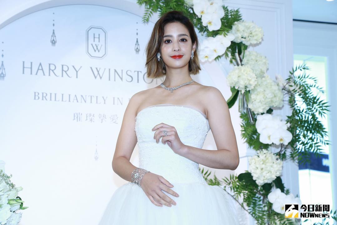 ▲莫允雯身穿白紗禮服完美展現優雅氣質。（圖／記者葉政勳攝 , 2018.05.16）