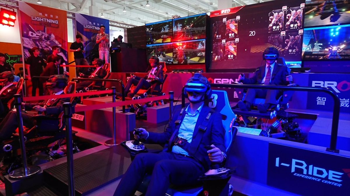 ▲經濟部沈榮津部長\\(上排右一\\)、經發局李怡德局長\\(前排右一\\)等貴賓體驗智崴公司全球首款VR電競射擊遊戲《閃電對決》。（圖／高市經發局提供,2018.05.16）