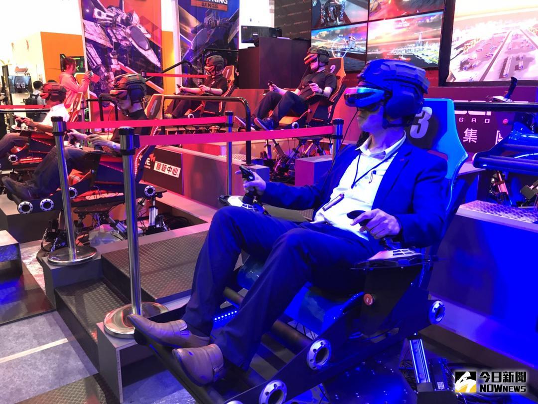 ▲開放現場民眾報名挑戰，歡迎大家化身一級玩家，一起進入 VR 的綠洲世界。（圖／記者陳佩琪攝 , 2018.05.16）