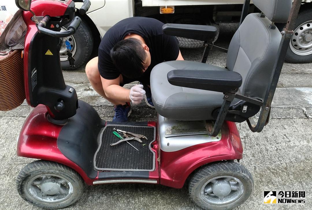 ▲屏東輔具行動服務車深入牡丹鄉山區，畢嘉士基金會維修技師為長輩維修輔具。（圖／畢嘉士基金會提供）