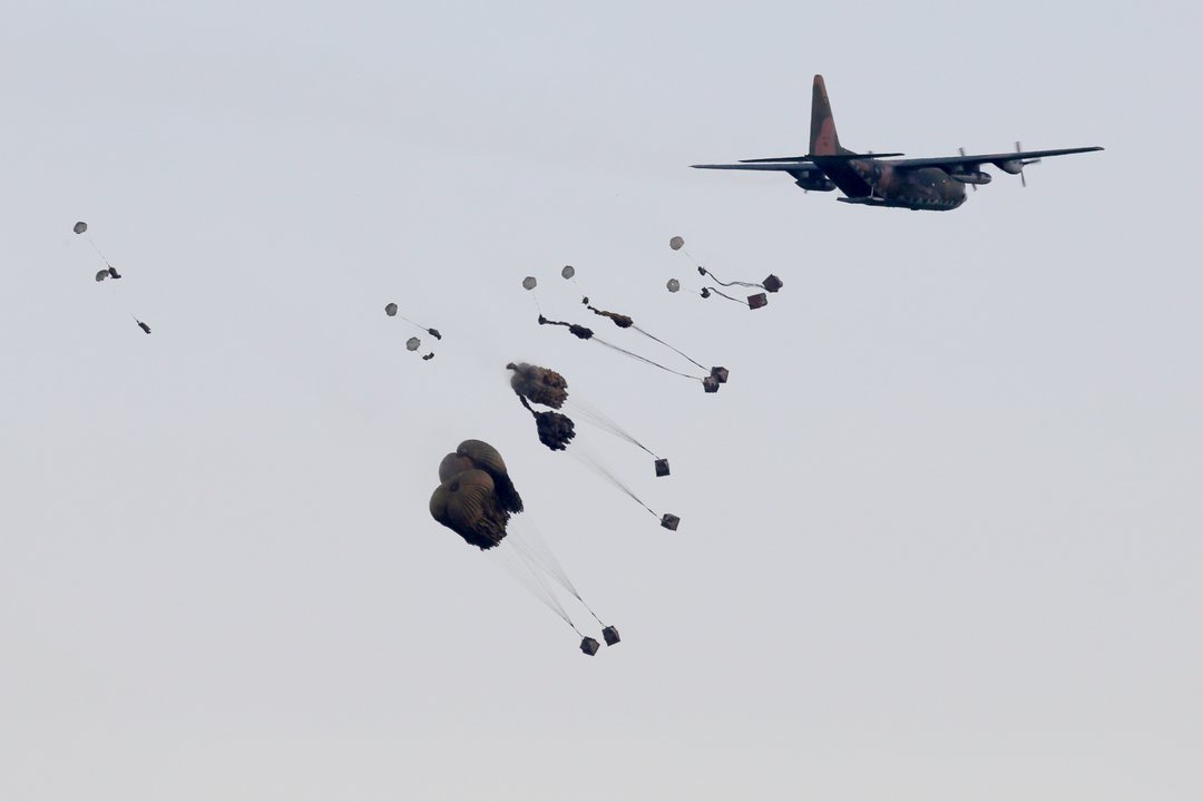 ▲國軍17 日上午6 點進行漢光演習預演時，卻發生秦姓傘兵因為跳傘時主傘沒開，而重摔落地的意外。（資料圖／軍聞社提供\\)