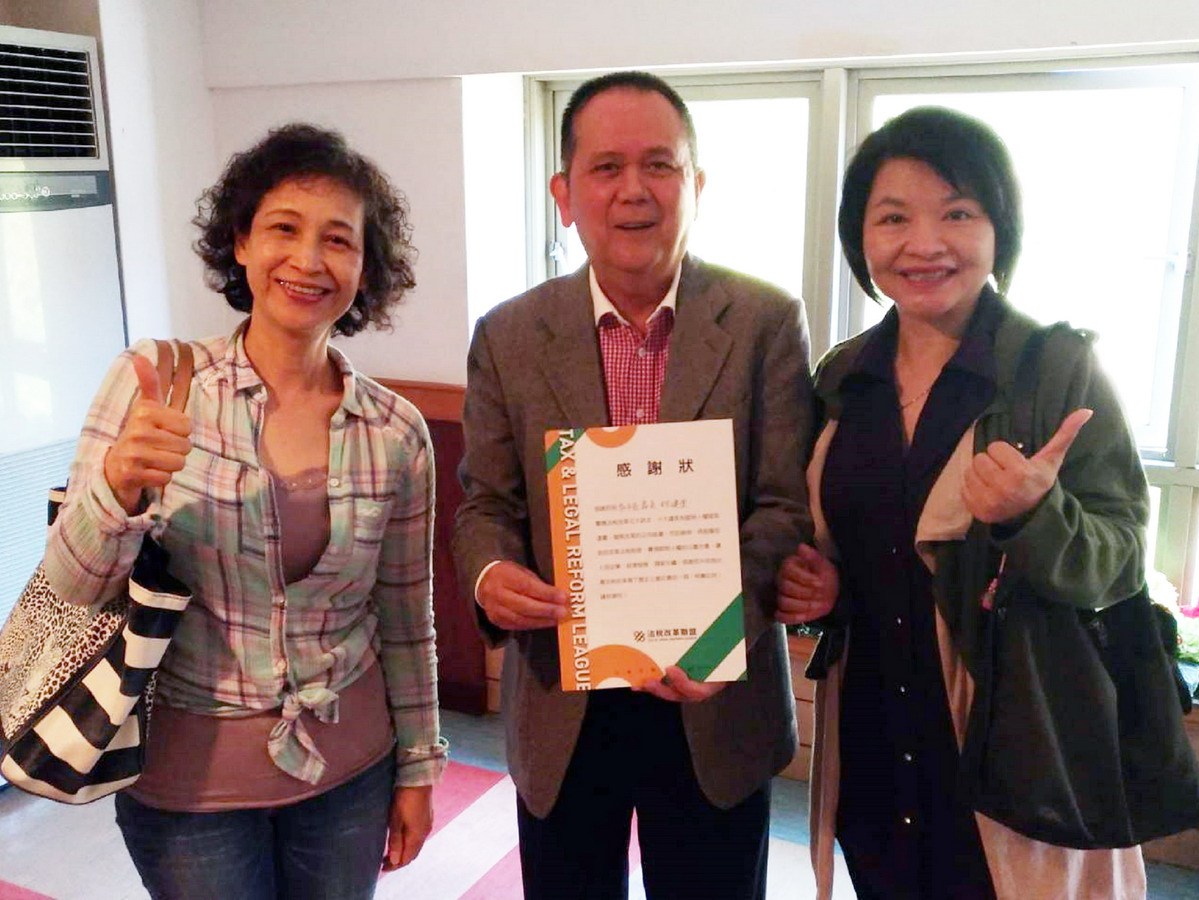 ▲和平區長林建堂\\(中\\)明白良善的稅制對台灣的重要性，完成稅改連署，加入督促政府導正台灣稅制的行列。（圖／法稅改革聯盟提供2018.5.17）