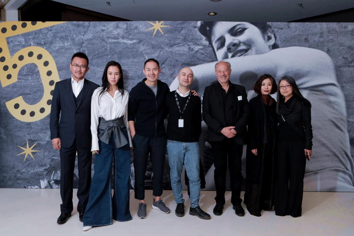 ▲導演雙周選片人班傑明\\(左4\\)、導演雙周主席\\(右3\\)、導演章明\\(左3\\)、演員王學兵\\(左1\\)、製片沈暘\\(右1\\)出席電影坎城首映會。（圖／海鵬，2018.05.17）