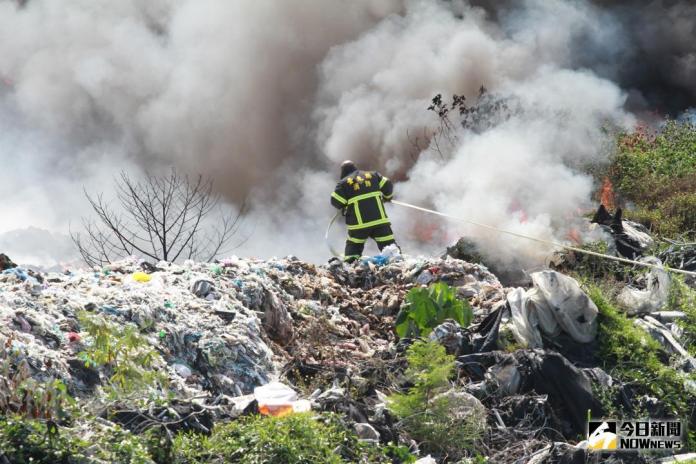 ▲台東市建農垃圾掩埋場由於不明原因燒起來，目前消防隊正在努力灌救。（圖／記者鄭志宏攝）