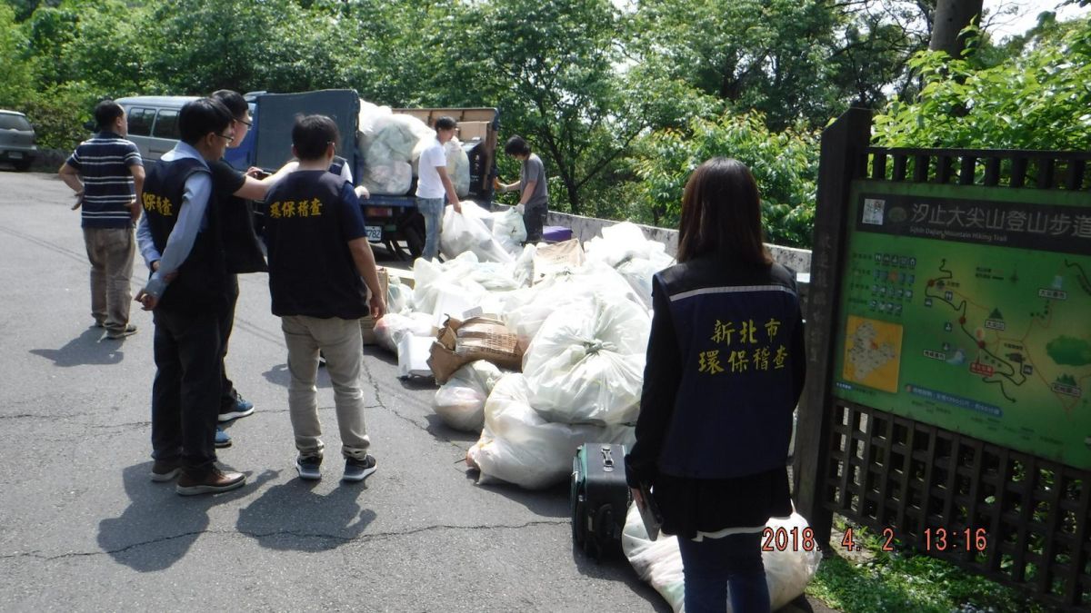 ▲新北市環保局查獲不肖清潔業者將廢棄物隨意丟棄路邊，依反廢棄物清理法移送法辦。（圖／新北市環保局提供）