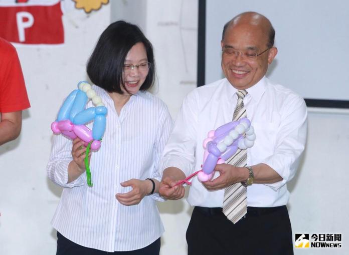 圖輯／蔡英文偕同蘇貞昌折氣球賣萌

