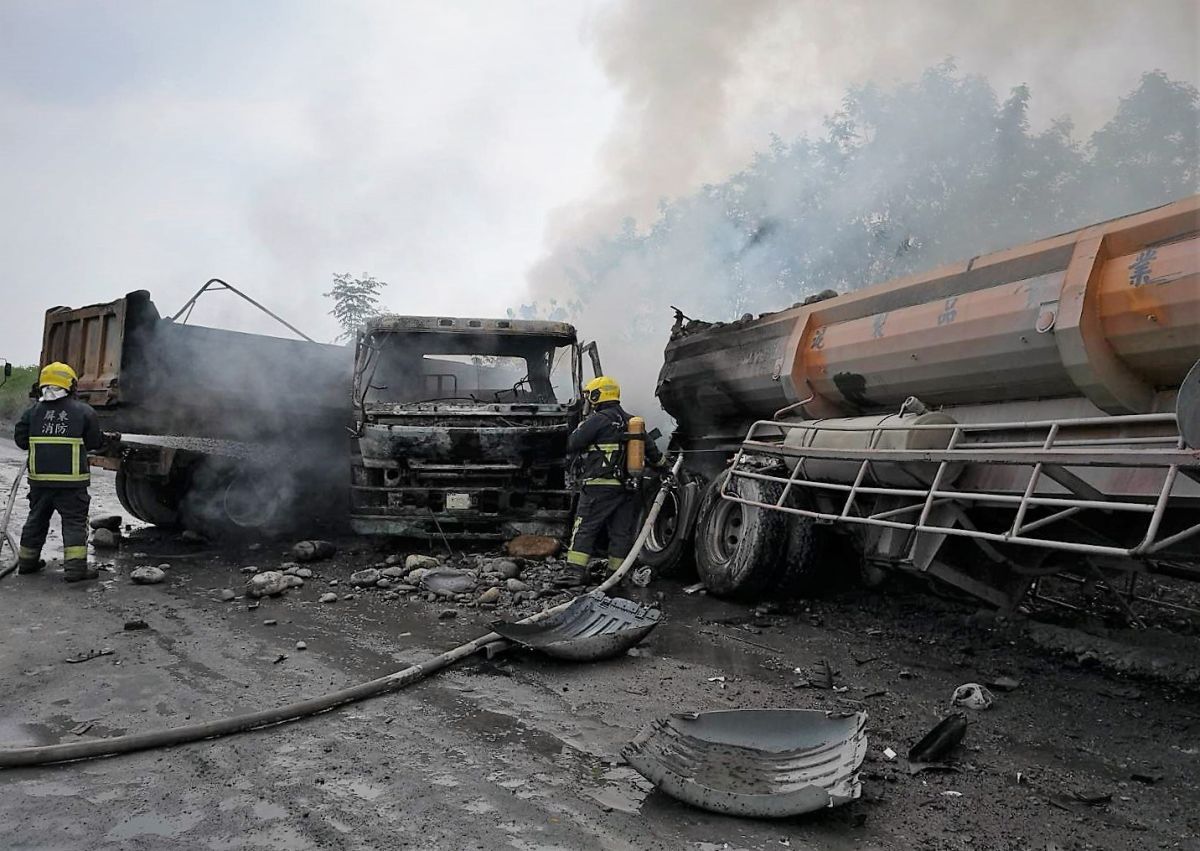 ▲屏東高樹鄉高美大橋高樹端下方河床，19日下午2輛砂石車對撞起火燃燒造成1死1傷。（圖／屏東縣消防局提供,2018.05.19）