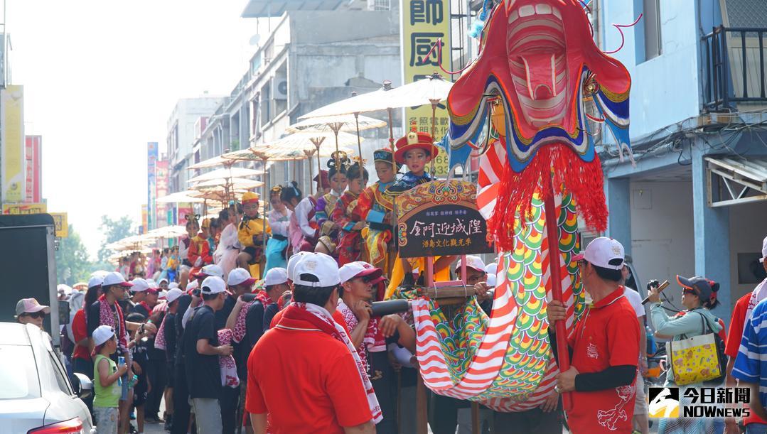 ▲金門百公尺蜈蚣座遊行，為城隍祭典暖身（圖／蔡若喬攝 , 2018.05.19\\)