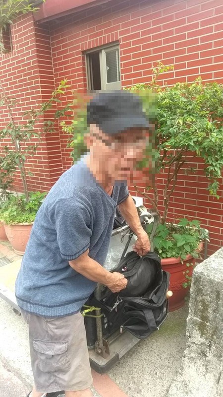 ▲一名陳姓業務員日前醉倒台北街頭，身上財物遭洗劫一空。警方追查發現， 13 年前「邱小妹醫療人球」案中邱小妹的父親（圖）及另一男子涉案，循線逮人訊後法辦。（警方提供）中央社記者劉建邦傳真107年5月19日