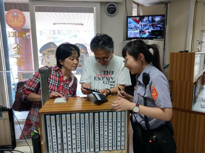 警跨海視訊家人幫翻譯　協助日本旅客找回手機
