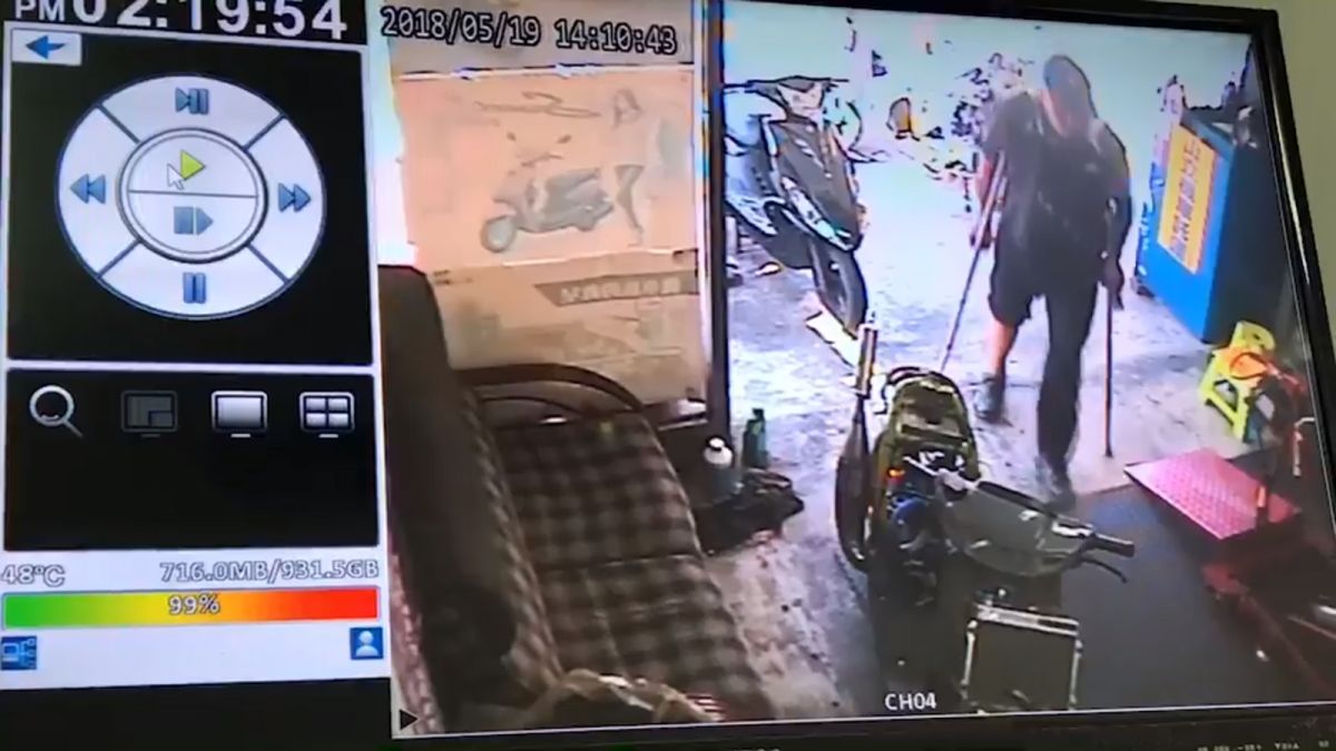 ▲網友在臉書「爆廢公社」 PO 出兩段影片，一名偽殘障人士進入機車行推銷愛心筆，原 PO 拒買，他竟轉身「健步如飛」離開，讓大家傻眼諷為「神醫！」（圖／翻攝自爆廢公社）