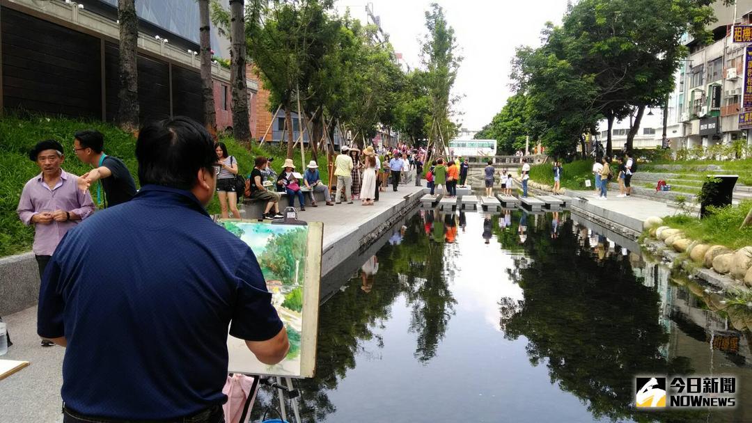 ▲綠川水岸廊道舉辦「名家筆•漾綠川」寫生。（圖／台中市政府提供 , 2018.5.20)
