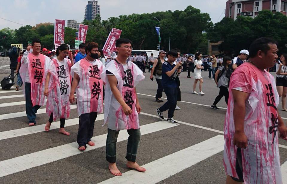 ▲勞團到總統府前抗議蔡英文總統上台兩年，勞權退步 30 年。（圖／市縣政府機關環保工會聯合會臉書 ）