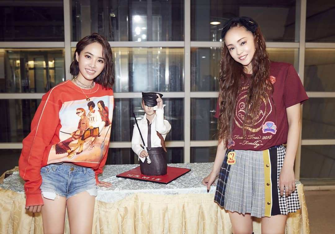 ▲蔡依林（左）送上翻糖蛋糕，並發文表示自己很害羞。（圖／翻攝蔡依林臉書, 2018.05.20）