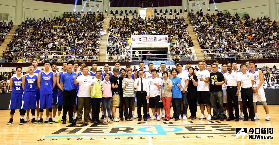 ▲「BE HEROES經典再現」在彰化縣立體育館火熱開打，彰化縣長魏明谷為賽事開球，今年更增「中華職籃世代」中場3對3，堪稱全台最頂尖的籃球員總動員。（圖／記者陳雅芳攝，2018.05.20）