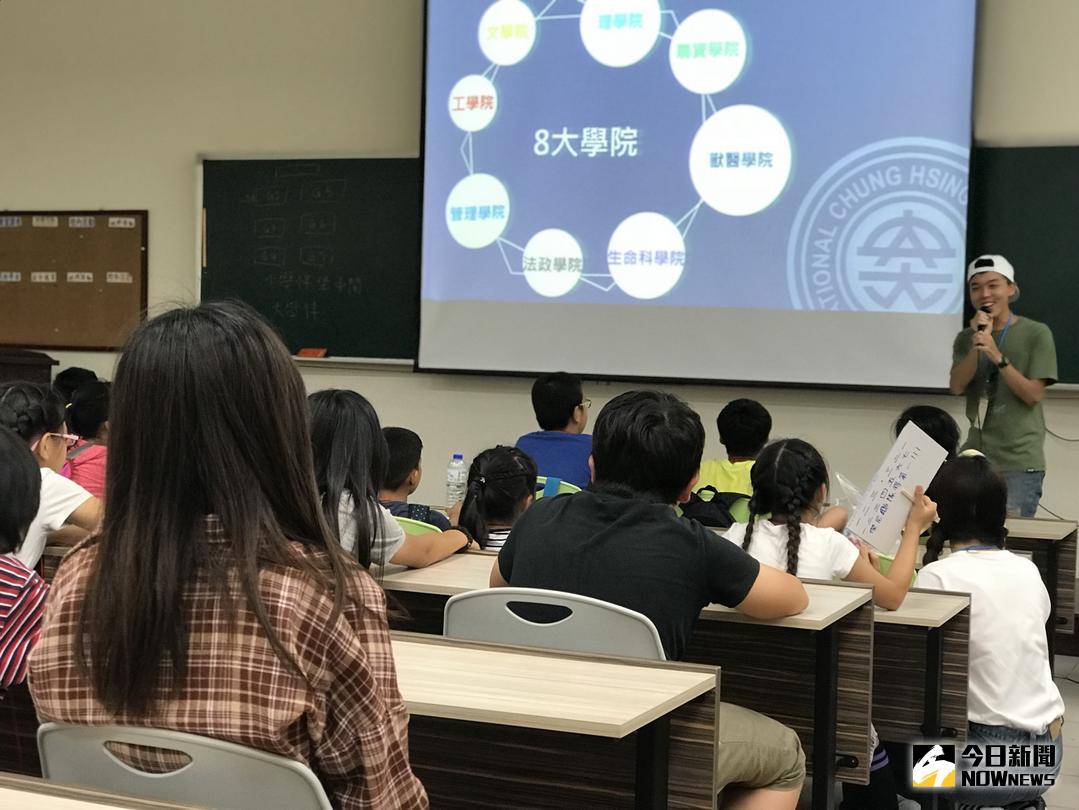▲中興大學辦理數位學伴，廣興國小小學伴應邀到中興大學校區進行「相見歡」，中興大學團隊帶領小學生認識大學校園，把生活經驗和世界視野「借」給小學伴。（圖／記者陳雅芳攝，2018.05.20）