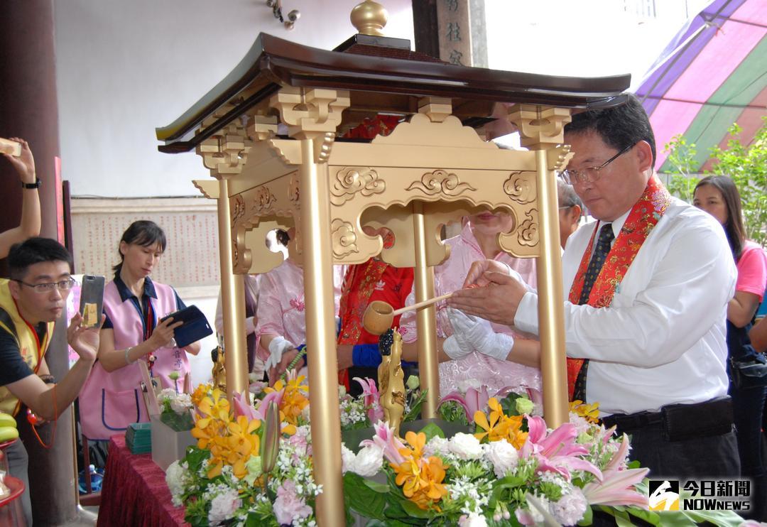 ▲為慶祝佛誕節開化寺舉行隆重的十供祭典，市長邱建富虔誠浴佛，開化寺別開生面為佛陀舉行2562歲壽誕慶生會並由邱建富和小朋友合唱生日快樂歌。（圖／記者陳雅芳攝，2018.05.20）