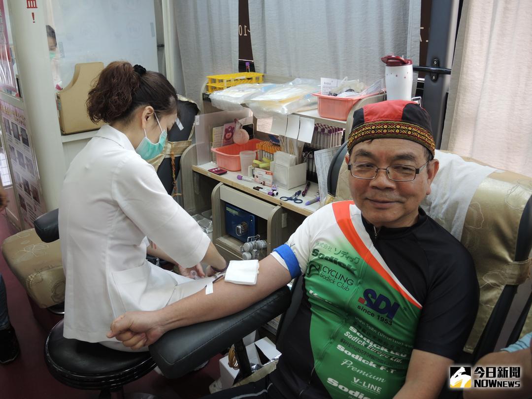 ▲彰化縣小英之友會在彰化縣文化中心圖書館前舉辦愛心捐血活動，吸引熱血民眾上挽袖響應捐血，希望用最實際的行動來回饋社會。（圖／記者陳雅芳攝，2018.05.20）