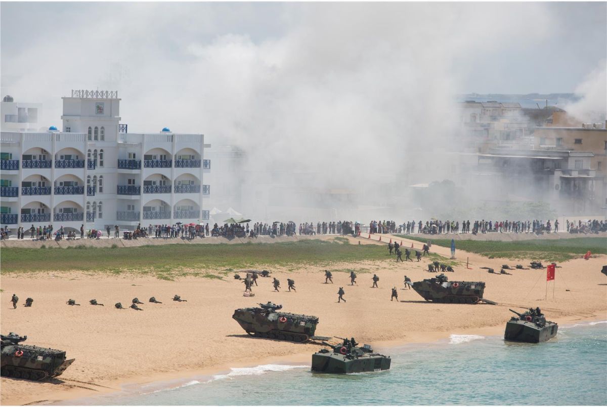 ▲漢光33號演習澎湖山水海灘登陸場次，此圖由軍聞社隨軍記者於觀禮台下方處所攝，此圖清楚可見堤岸上的參觀群眾。（圖／取材自軍聞社）