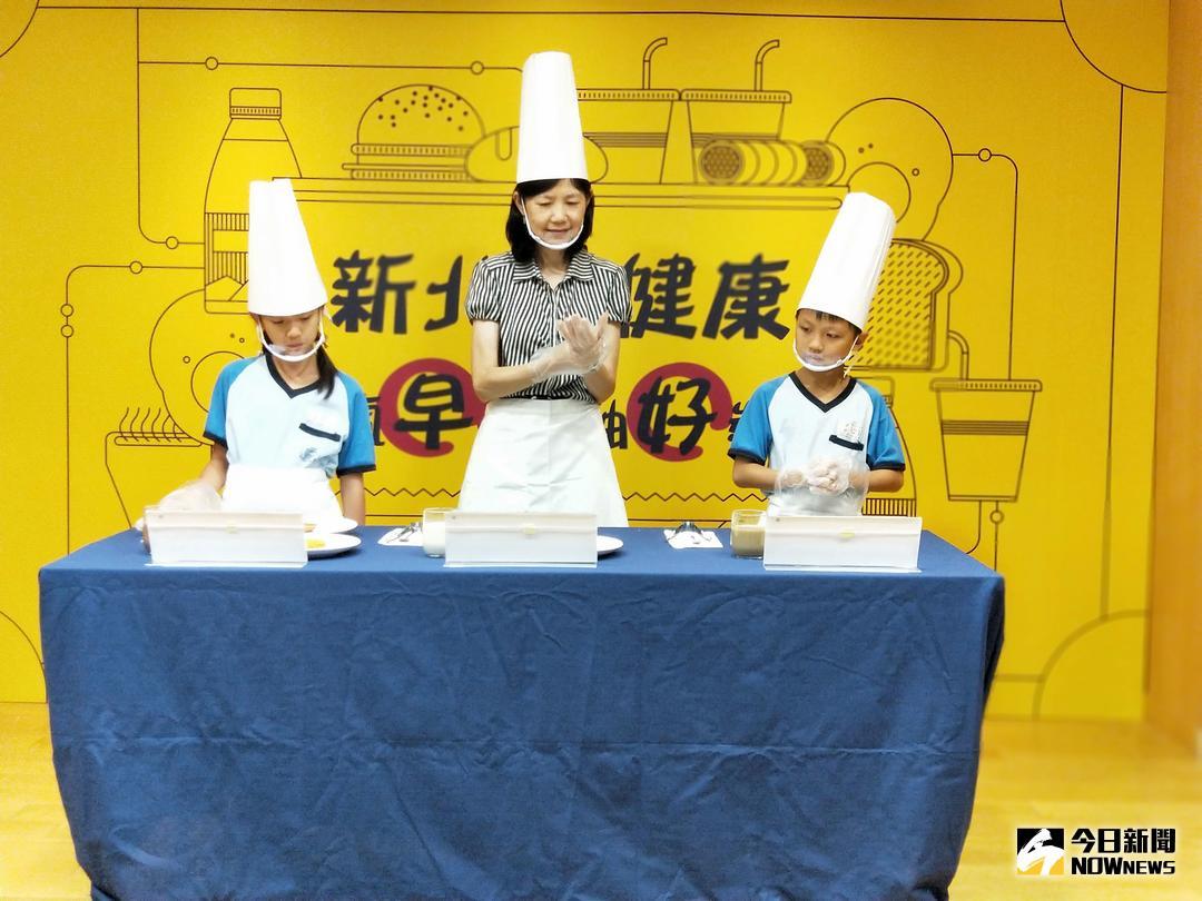 ▲新北市鼓勵民眾早餐吃得營養又健康，推出「瘋早餐、抽好獎」活動，上傳健康早餐照片就有機會抽中大獎。（圖／記者蔡琇惠攝，2018.05.21）