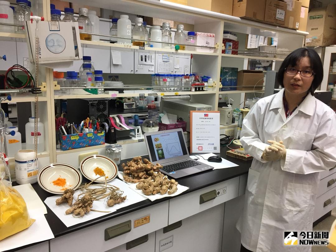 ▲國立中正大學李政怡博士說明薑黃可用光驅動，抗癌而無副作用。（圖／記者陳鐘聲攝 , 2018.05.21）