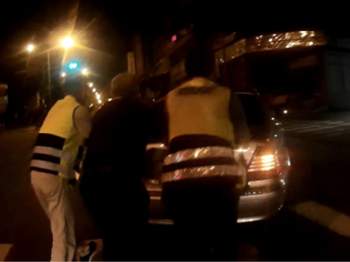 ▲張姓男子車輛深夜在道路中拋錨，巡邏員警發現及時協助救援。（圖／記者黃玿琮翻攝2018.5.21）