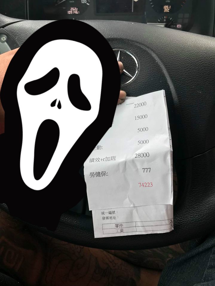 ▲賓士男秀薪資嘆沒女友，網友看「手」揭真相。（圖／翻攝自爆廢公社）