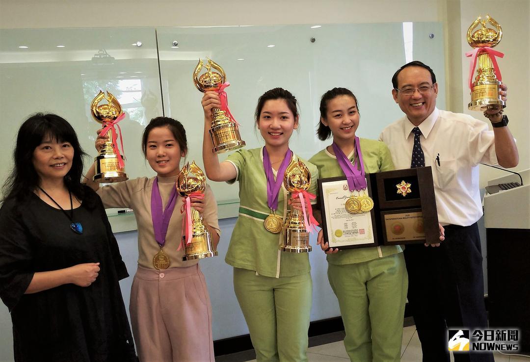 ▲屏科大時尚設計與管理系參加「2018年韓國國際美容藝術大賽」奪4金4銀。（圖／記者陳宗傑攝,2018.05.21）