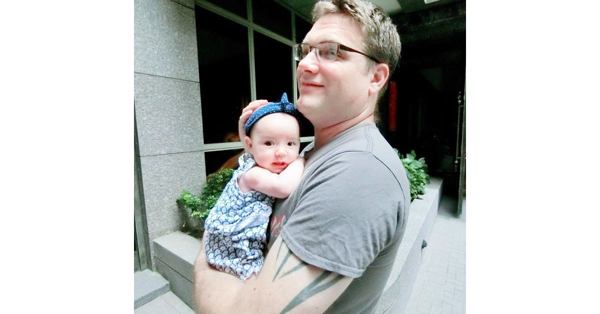 ▲伊萊爸的哄睡育兒微運動，讓伊菲也忍不住幸福甜笑。（圖／取自Q力伊萊-Elijah Kewley 池東澤FB）