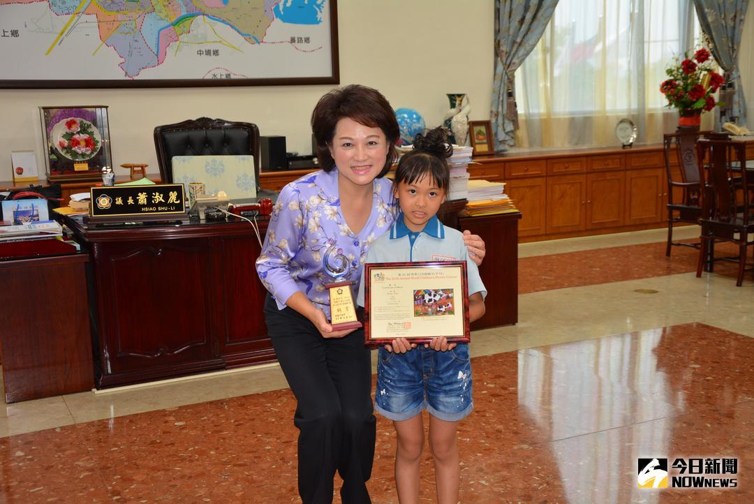 ▲蕭淑麗議長頒贈獎座及獎品，鼓勵芮芯樂在學習，用繪畫來表達自己的感受。（圖／記者郭政隆攝影2018.5.21）