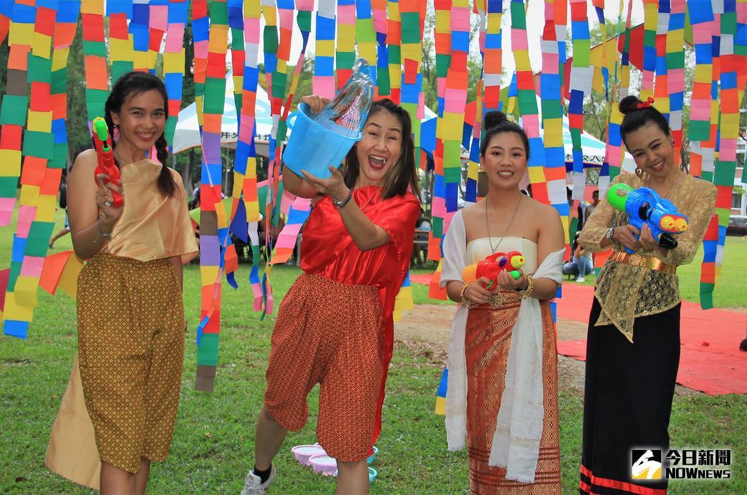 ▲各國學生與台灣學生一起開心體驗泰國文化暨潑水節。（圖／記者陳宗傑攝,2018.05.22）