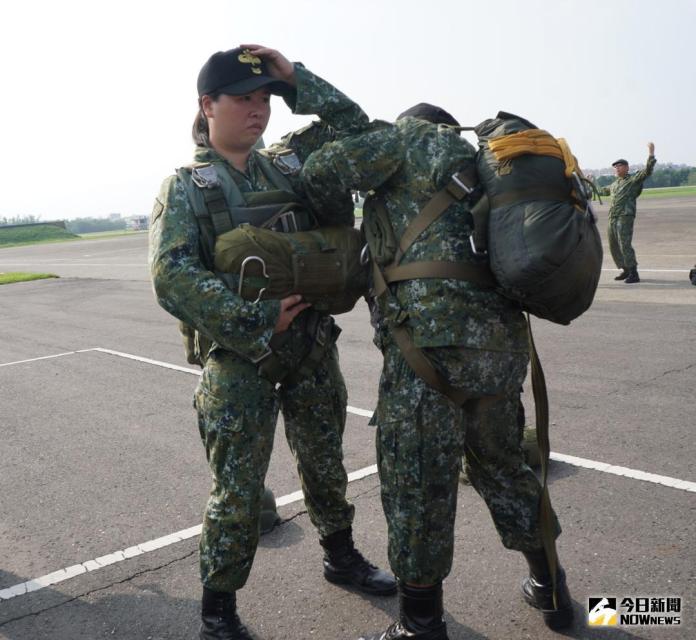 ▲傘兵登機跳傘前，仍需要同袍協助固定傘具。（圖／記者呂烱昌攝 , 2018.5.22\\)