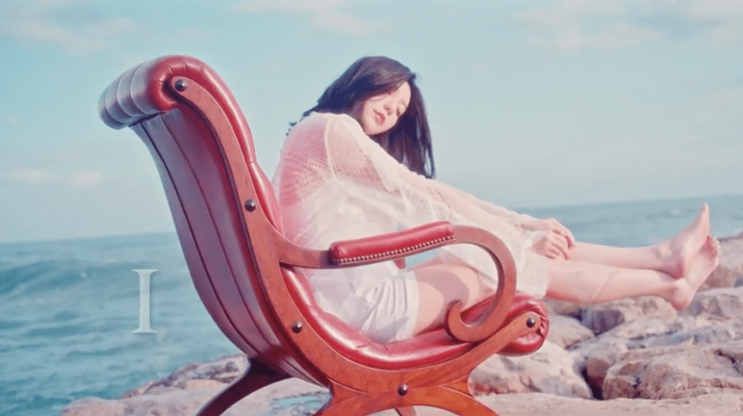 ▲郭雪芙在新歌預告中穿著白衣，用「字幕」代替聲音告白粉絲。（圖／好妙娛樂提供 , 2018.05.22）