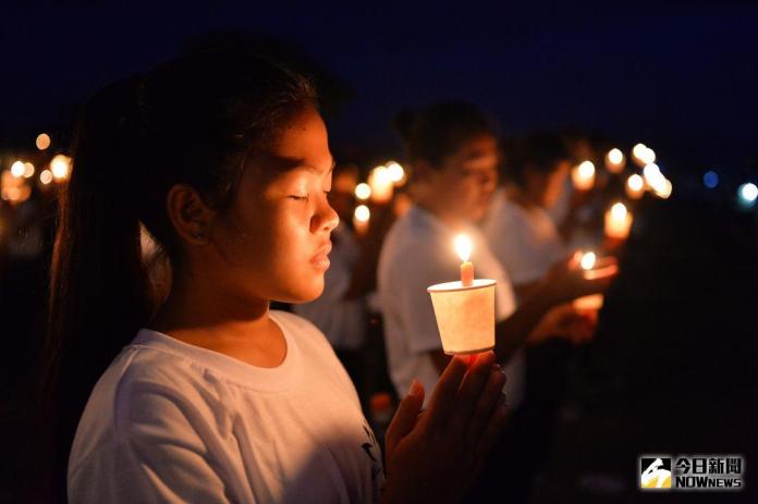 ▲超過2千5百位菲律賓奧莫克大愛村民、附近民眾參與浴佛、虔誠祈禱。（圖／慈濟基金會提供）