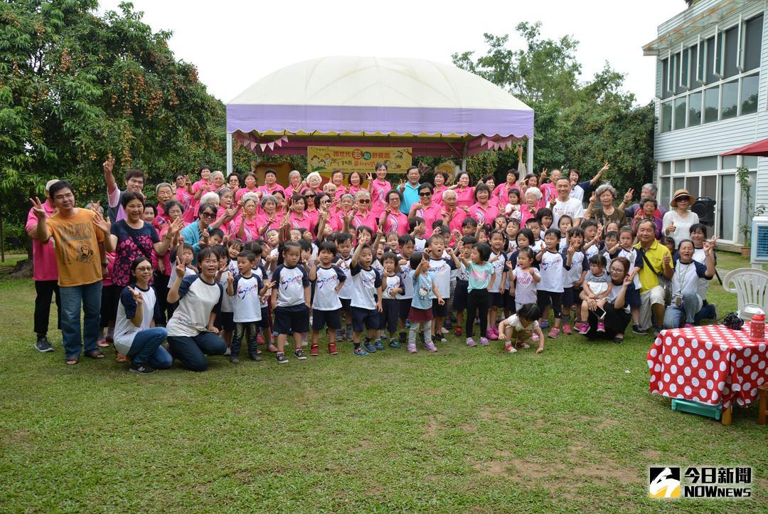 ▲精忠關懷據點及長照2.0Ｃ級巷弄站的長者到幼兒園後花園野餐。（圖／記者郭政隆攝影2018.5.22）
