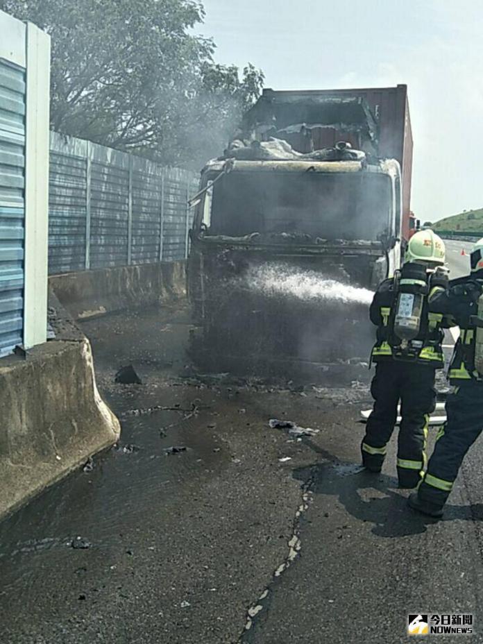 國道3號南下貨櫃車火燒車　疑似引擎過熱
