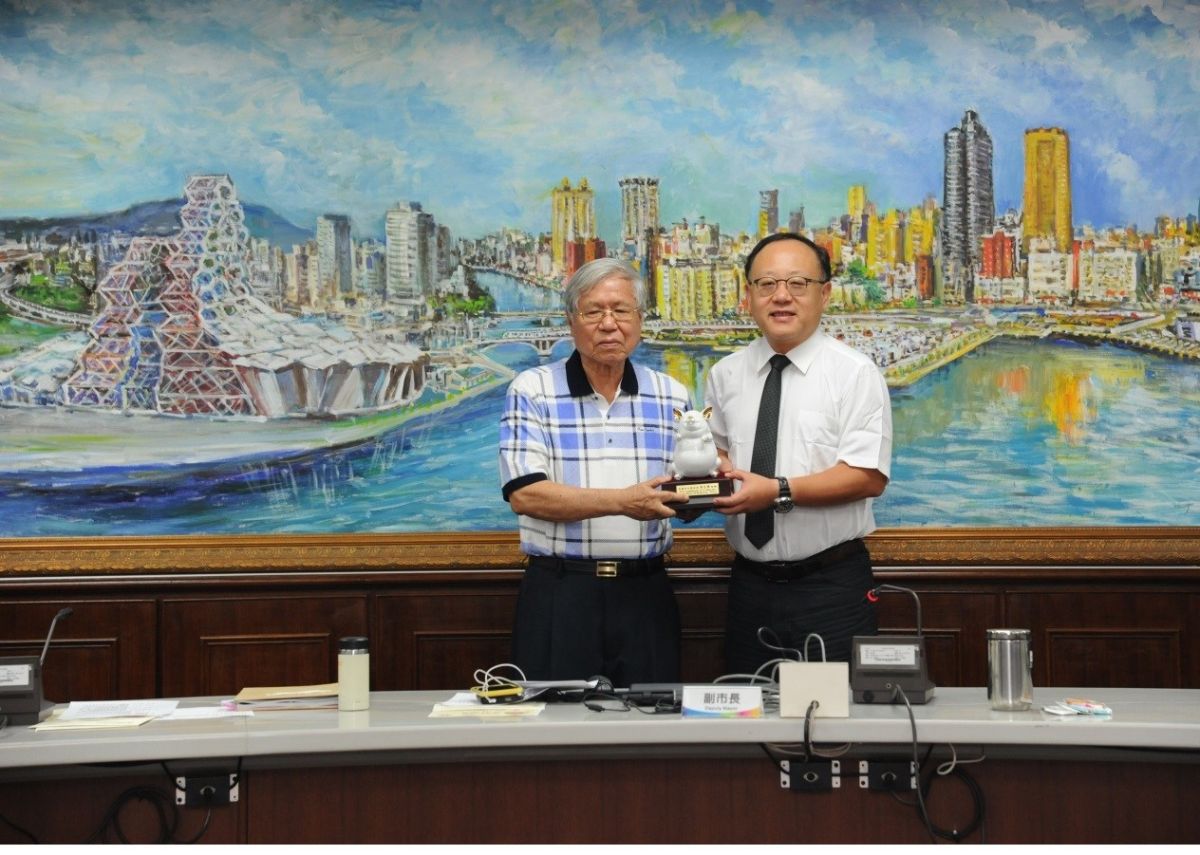 ▲畫家曾文忠（左）與高市副市長史哲在愛河灣前合影。（圖／高市府提供,2018.05.22）