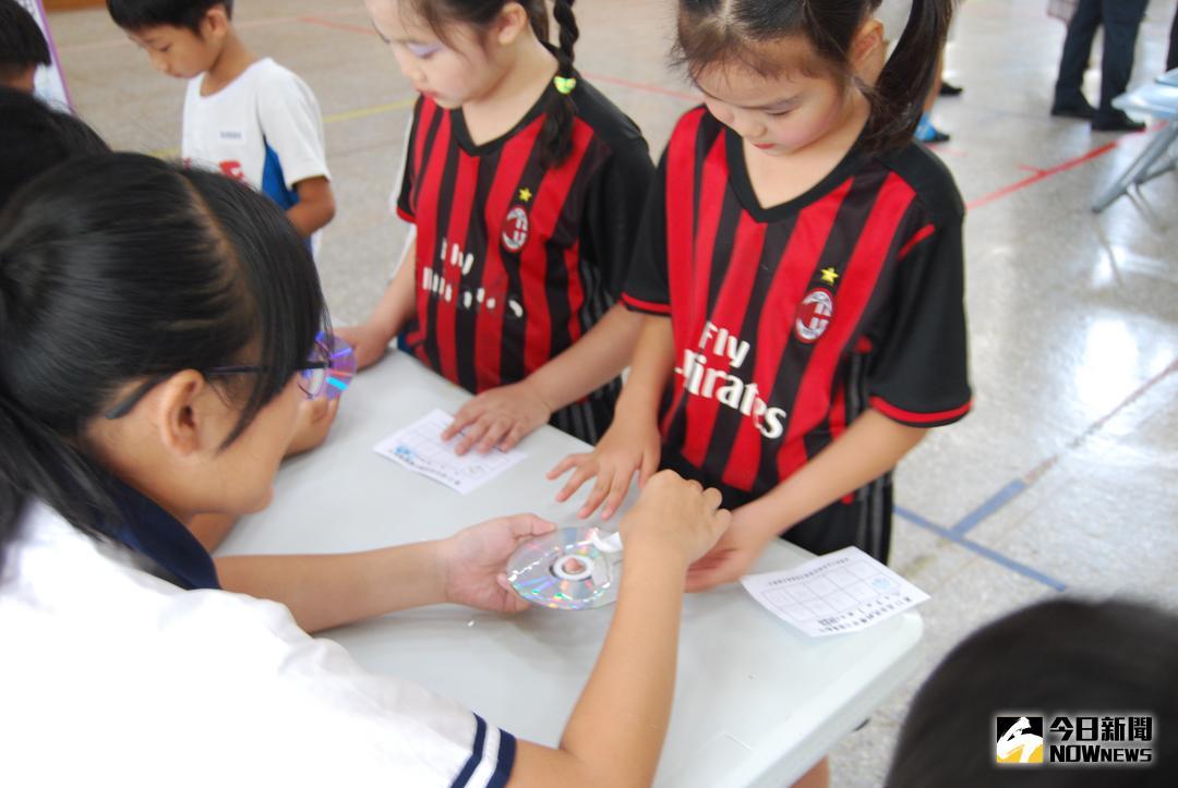 ▲彰化縣「全民科學日」在彰化平和國小開幕，全縣48所小學16000名學生同步參與，透過一連串的科學闖關活動體驗科學的奧妙。（圖／記者陳雅芳攝，2018.05.22）