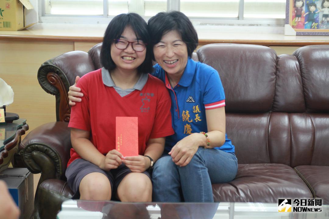 ▲台東縣議長饒慶鈴送上價值3000元的圓書禮券，鼓勵陳裕安總是給人滿滿的正能量。（圖／記者鄭志宏攝）