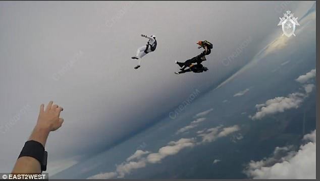 ▲錄影畫面顯示，兩人在空中相撞後失去意識，無法控制降落傘，雙雙墜地而亡。（圖／翻攝自《每日郵報》）