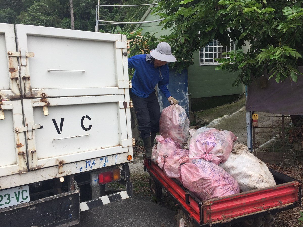 ▲石岡區農會每次辦理農藥空瓶回收活動時，許多農民都駕駛運搬機載著滿車的空瓶繳交。（圖／石岡區農會提供2018.5.23）