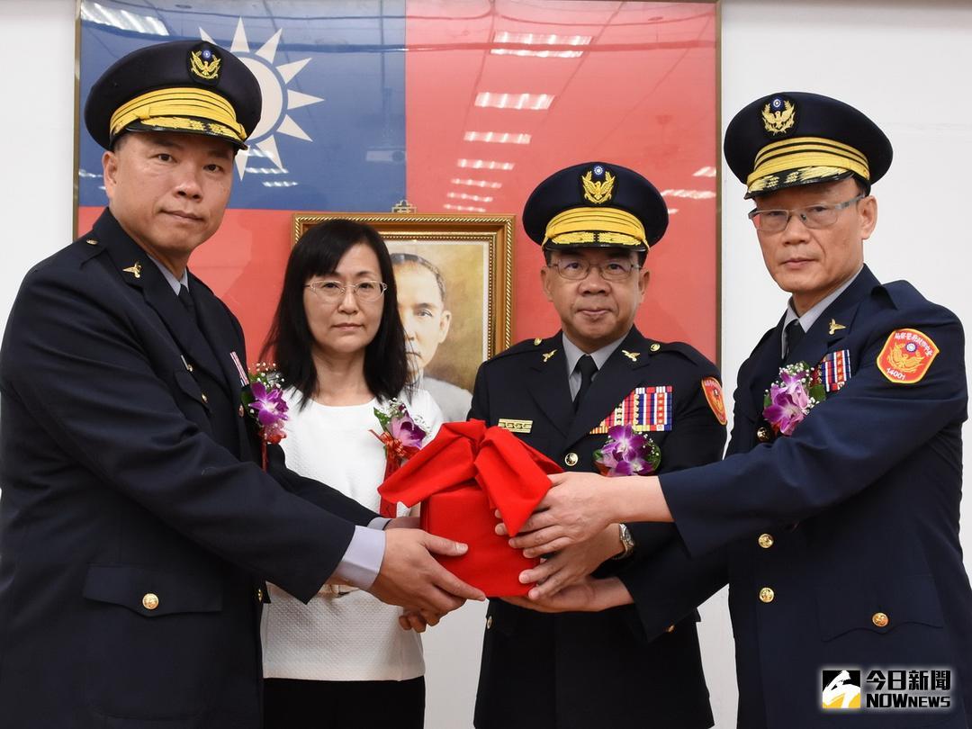 ▲市警察局楊源明局長（右二）主持和平分局長布達交接典禮，由黃永志（右一）接任。（圖／記者黃玿琮攝2018.5.23）