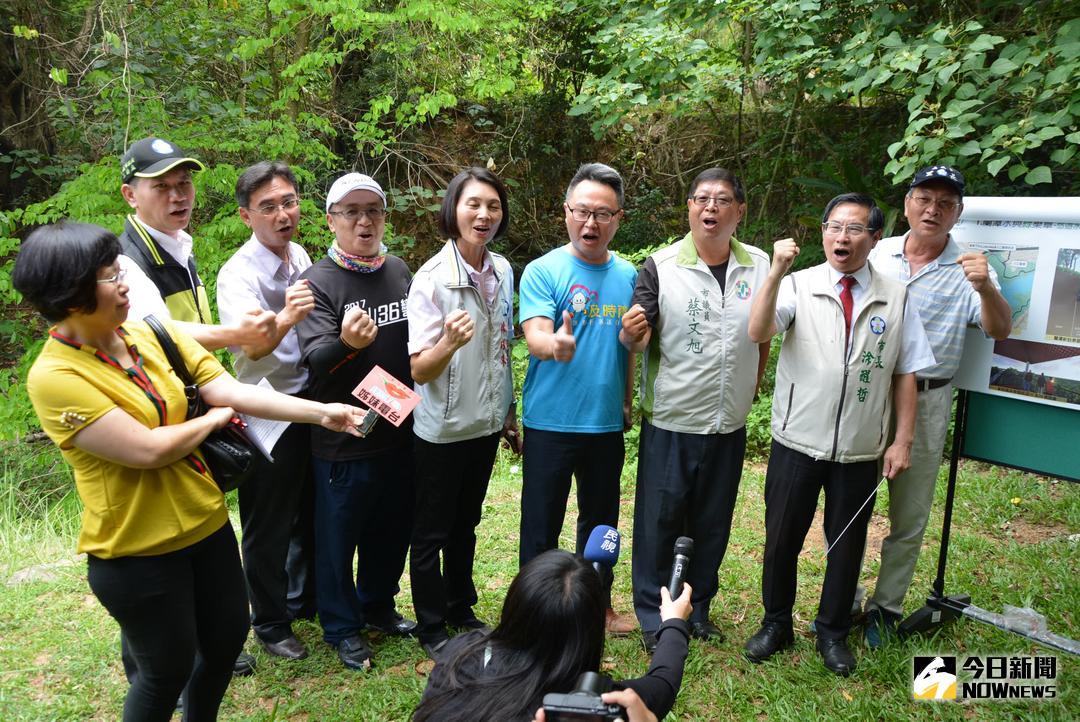 ▲市府於蘭潭環潭自行車道「最後一哩路」起點的蘭潭霸頂堤防舉辦記者會。（圖／記者郭政隆攝影2018.5.23）