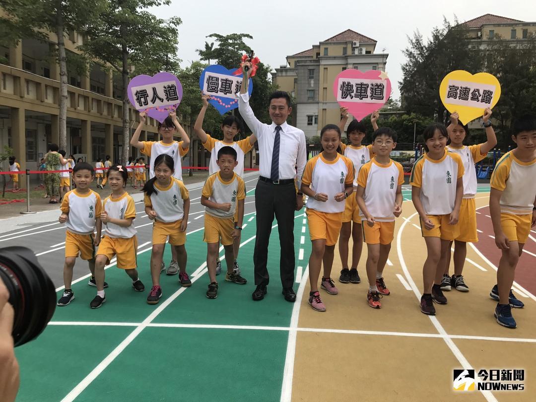 ▲竹市府改善使用15年東園國小操場，成竹市首座可分速競賽的彩虹跑道。（圖／陳志偉攝，2018.05.23）