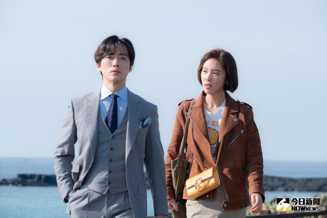 ▲黃正音（左）拍戲甩南宮珉四下巴掌。（圖／KKTV , 2018.5.23）