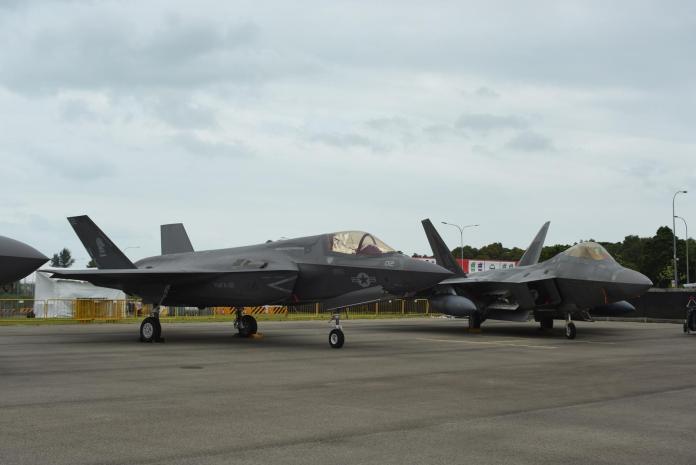 ▲F-35B\\(左\\)與F-22A\\(右\\)，是目前美國主要的匿蹤戰機。（圖／軍情與航空提供）